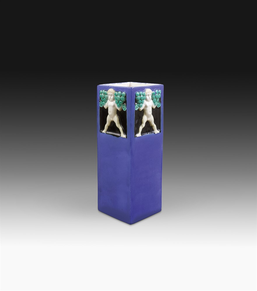 Vase mit Puttenreliefs thumbnail