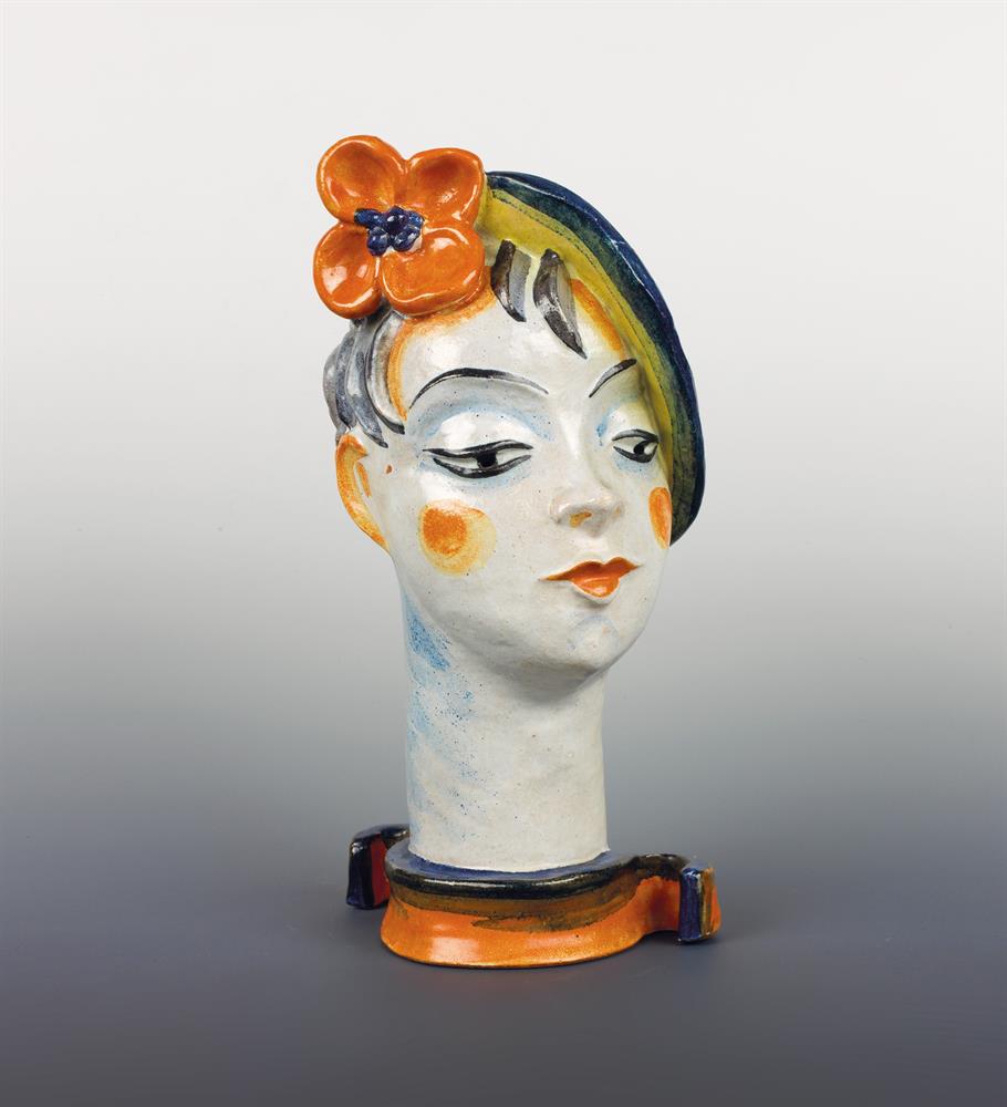 Frauenkopf mit oranger Blume
